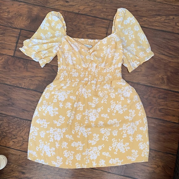 Abercrombie Faux Silk Smocked Dress Yellow Floral - Picture 7 of 8
